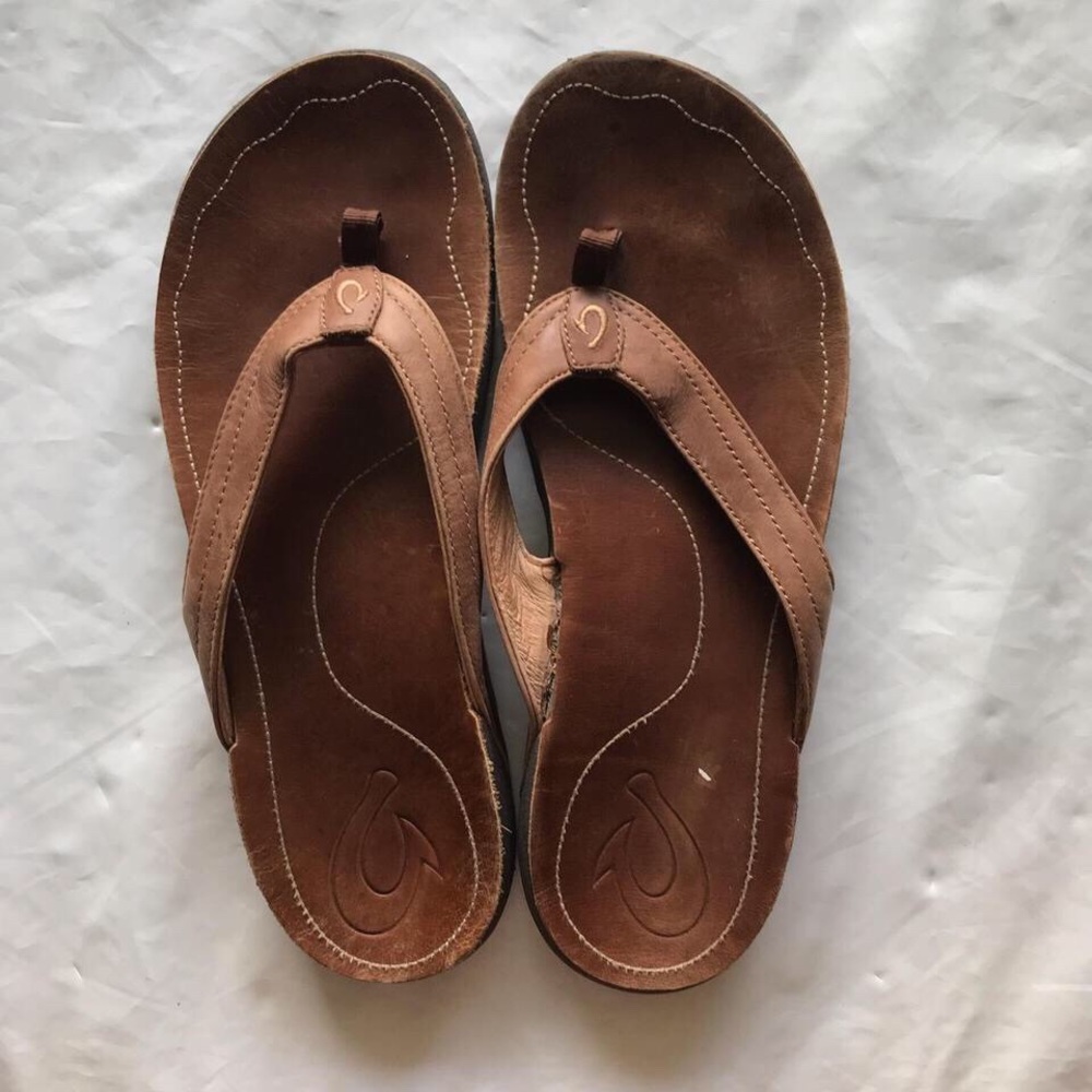 Men’s OluKai leather flip flops. Mens 9. Great condition. These are $140 new